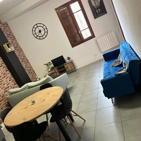 Refurbished And Free Parking Apartment