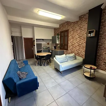 Refurbished And Free Parking Apartment