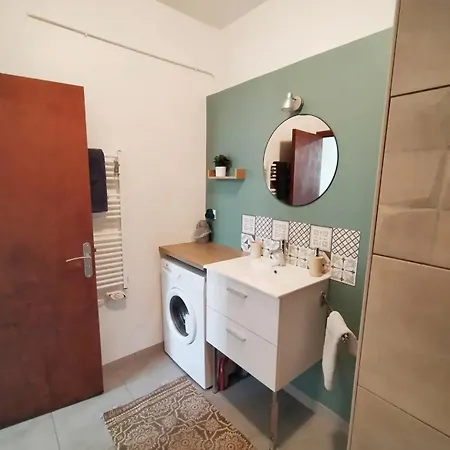 Refurbished And Free Parking Apartment *